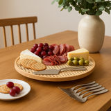 Bandeja Giratória com petiscos na mesa