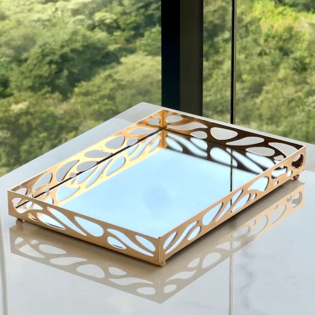 Bandeja metal espelhada dourada com padrão leaf e base reflexiva