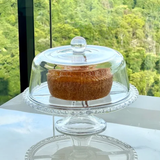 Boleira Coração com Bolo dentro na bancada