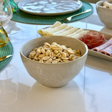 Bowl Orgânico Latte Off White 558ml com petiscos na mesa