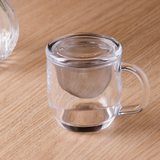 Caneca vidro com difusor e tampa em vidro borosilicato sobre superfície de madeira
