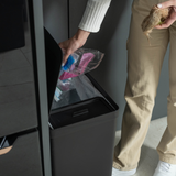 Colocando Lixo na Lixeira Trium na cozinha