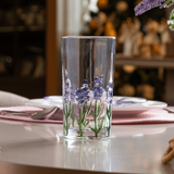 Copo 330ml com flores pintadas em ambiente de jantar