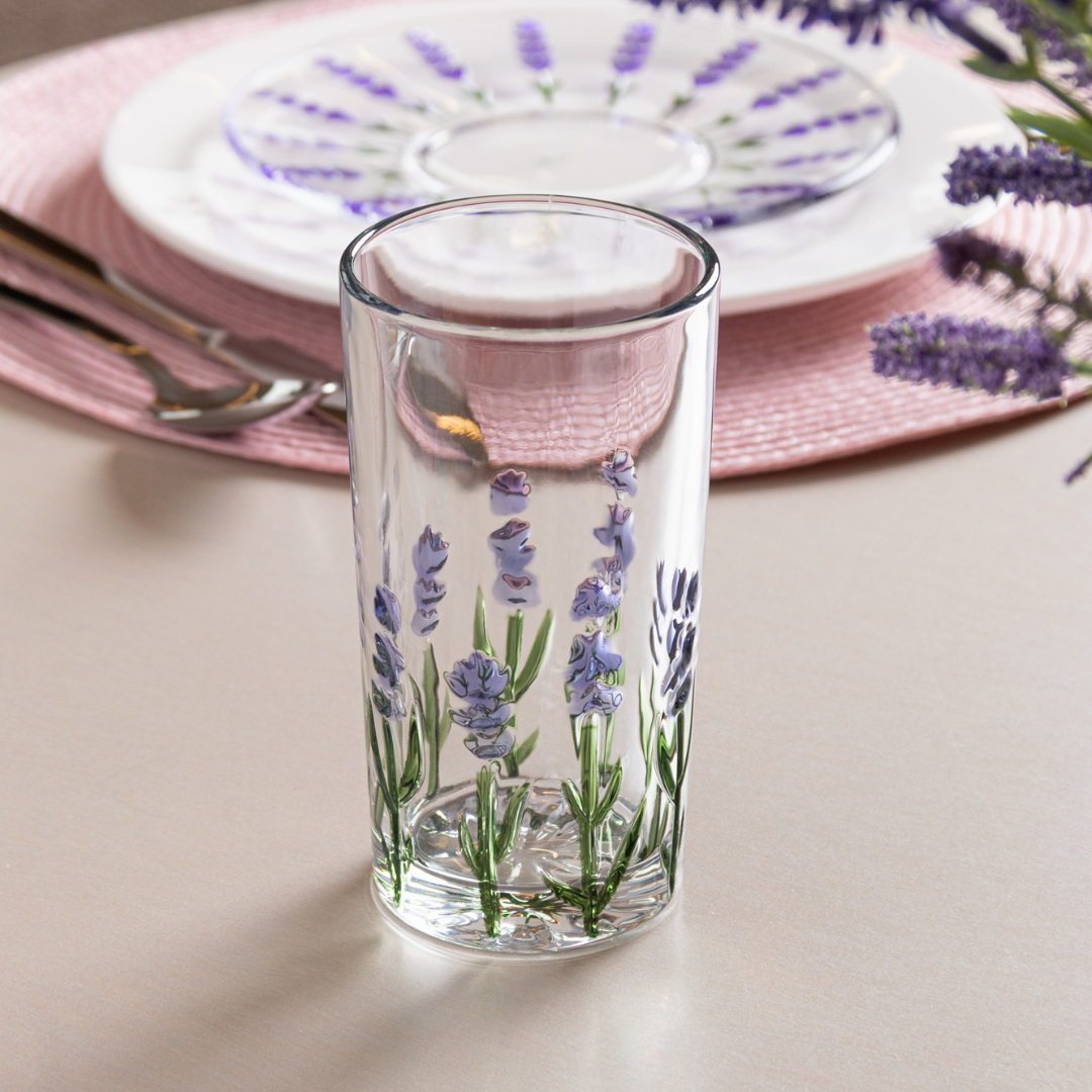 Copo alto cristal com pintura de lavanda em mesa decorada