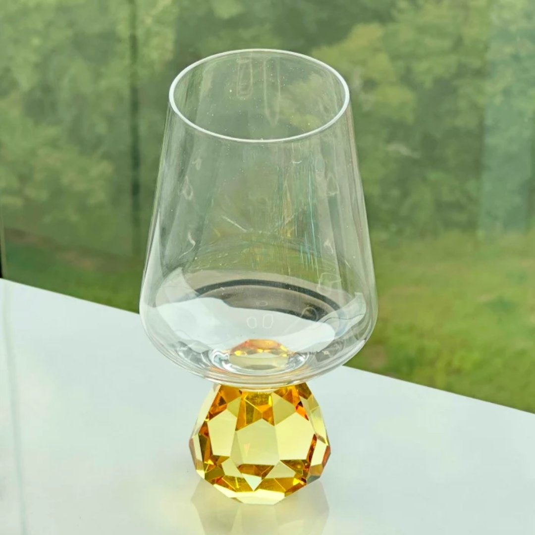 Copo Taça com base esfera ambar na bancada