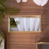 Superfície espelhada refletindo ambiente com acabamento em metal dourado