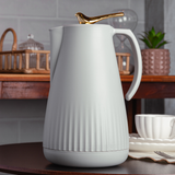 Garrafa térmica New Bird branca em estante de madeira com decorações