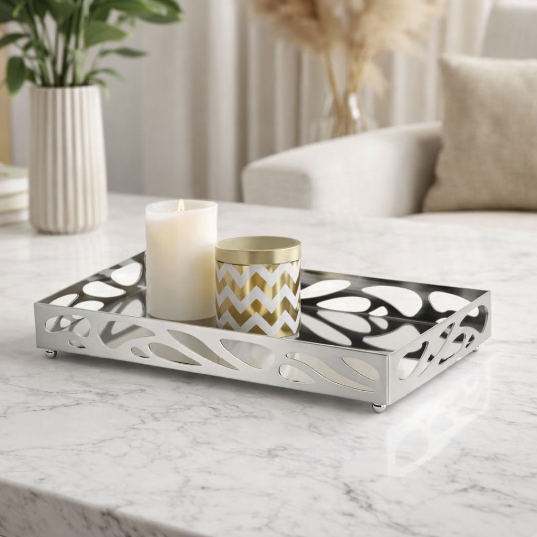 Bandeja metal espelhada leaf cromada sobre mesa de mármore com velas e acessórios