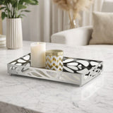 Bandeja metal espelhada leaf cromada sobre mesa de mármore com velas e acessórios
