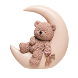 Detalhe frontal urso Teddy Charm abraçado à lua em resina