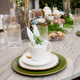 Mesa posta de páscoa com xicara de chá