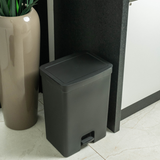 Lixeira 50 Litros preta na cozinha