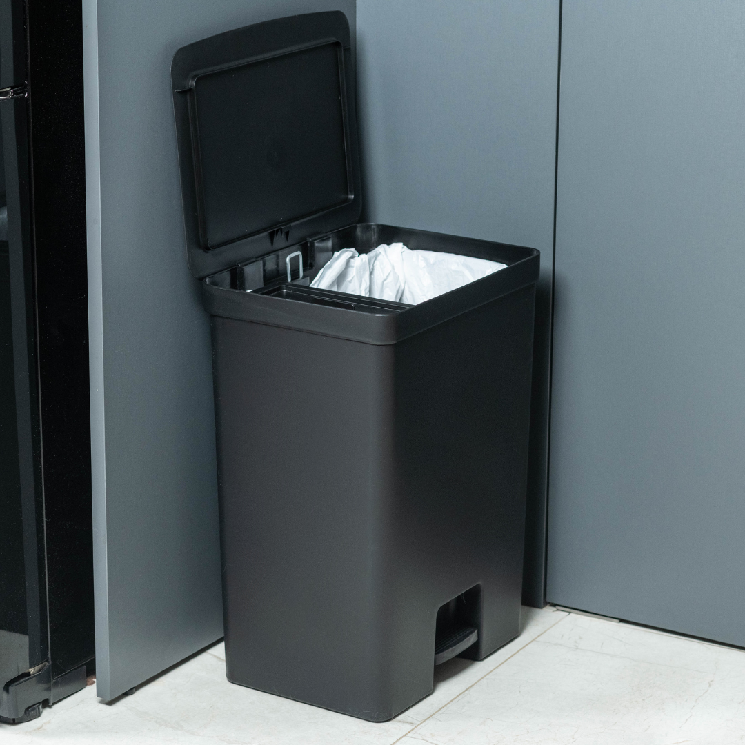 Lixeira Trium com Cesto Preta na cozinha