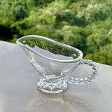 Molheira de cristal com alça em forma de coração vista lateral
