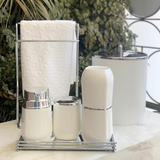 Itens de banheiro Branco e cromado na bancada