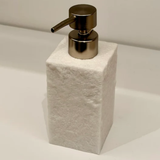 Porta sabonete líquido polirresina branco com pump metalizado dourado