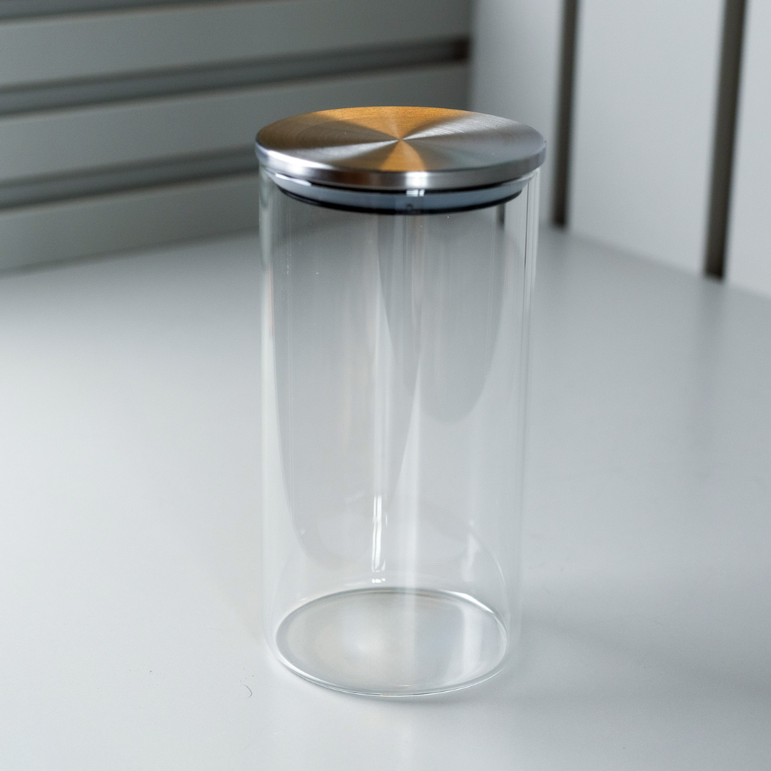 Pote Hermético Redondo Vidro Borossilicato e Tampa de Metal 550ml na bancada