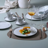 Prato raso 27,5cm servido com peixe e legumes em jantar elegante