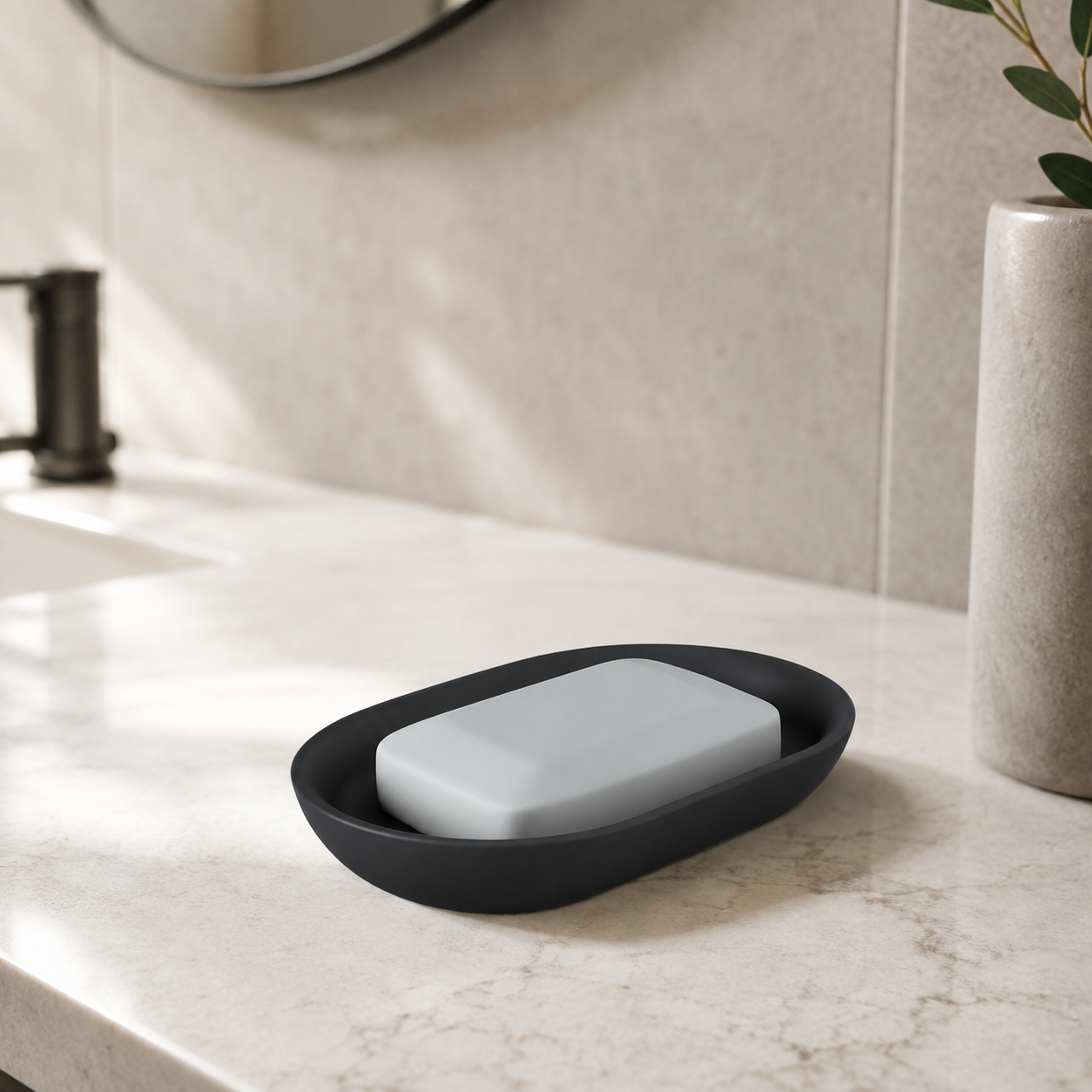 Saboneteira Oval Junip Preto na bancada