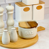 Saleiro bambu com outros itens na bancada