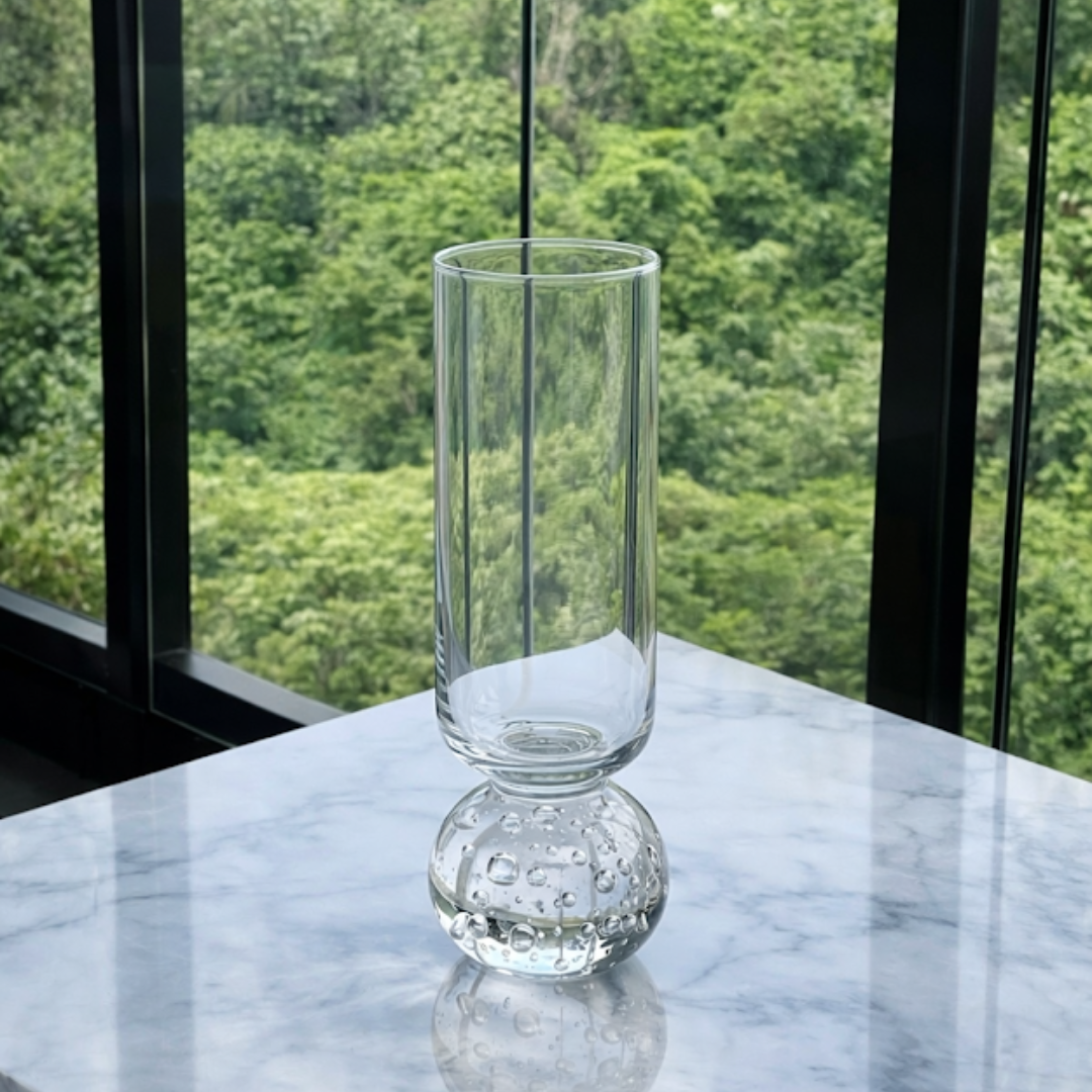 Taça champanhe com base esfera em detalhe frontal
