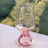 Taça de Vidro com base esfera rosa na bancada