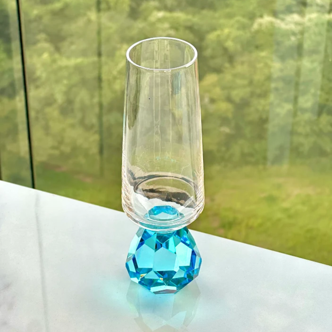 Taça para Champanhe com Base Diamante Azul 250ml na bancada