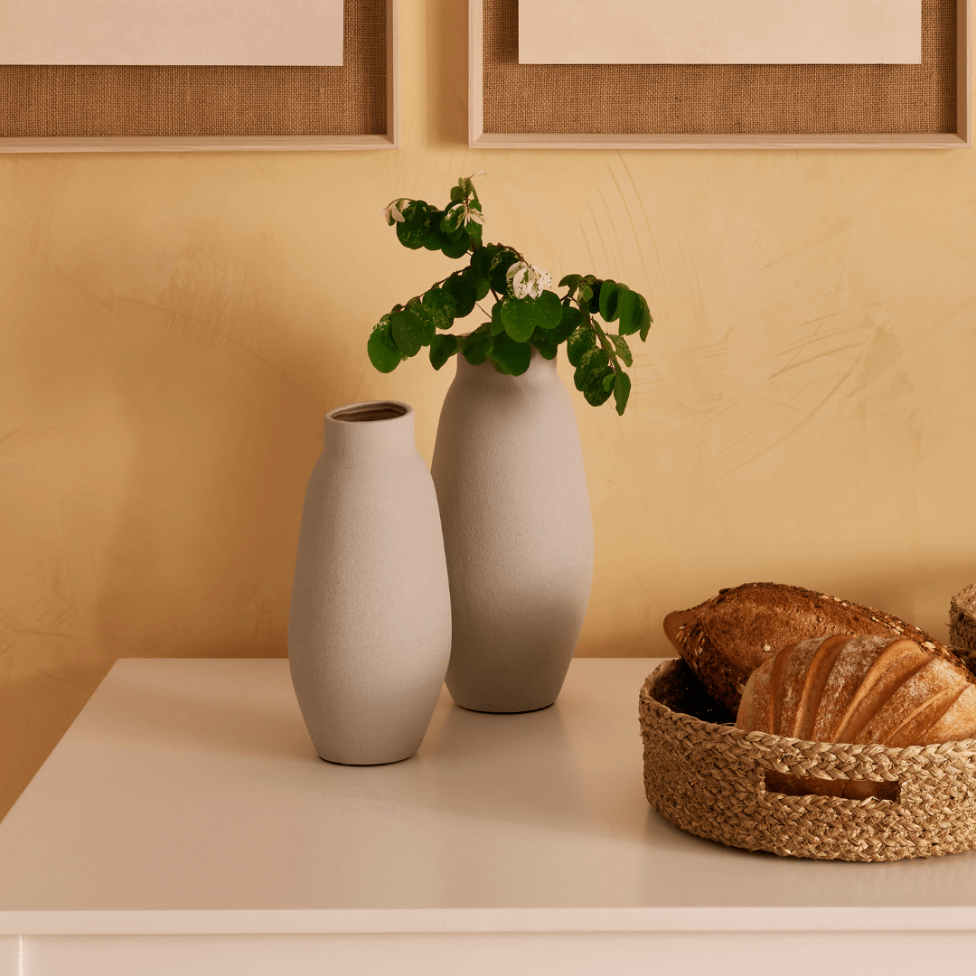 vasos de flor e bandeja natural com pão para decoração de cozinha japandi ou moderna