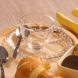 Xícara Chá Cristal de Chumbo Com Pires Coração Pearl 180ml na mesa