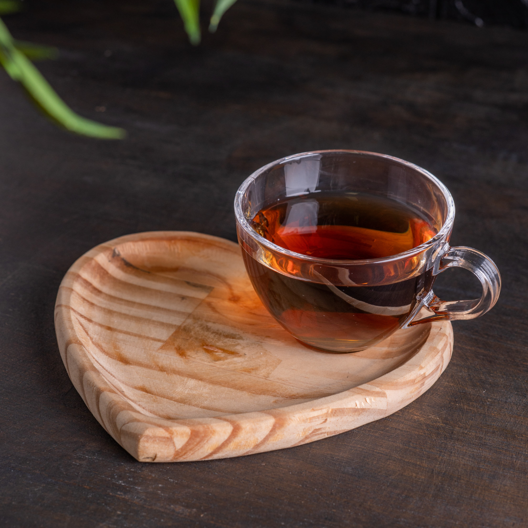 Xicara com pires de coração decorando uma bancada