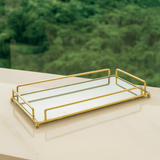 bandeja dourada na bancada da cozinha com fundo espelhado