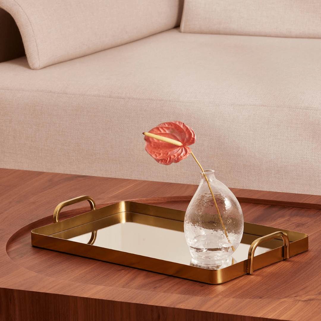 Bandeja dourada com vaso de flor de vidro
