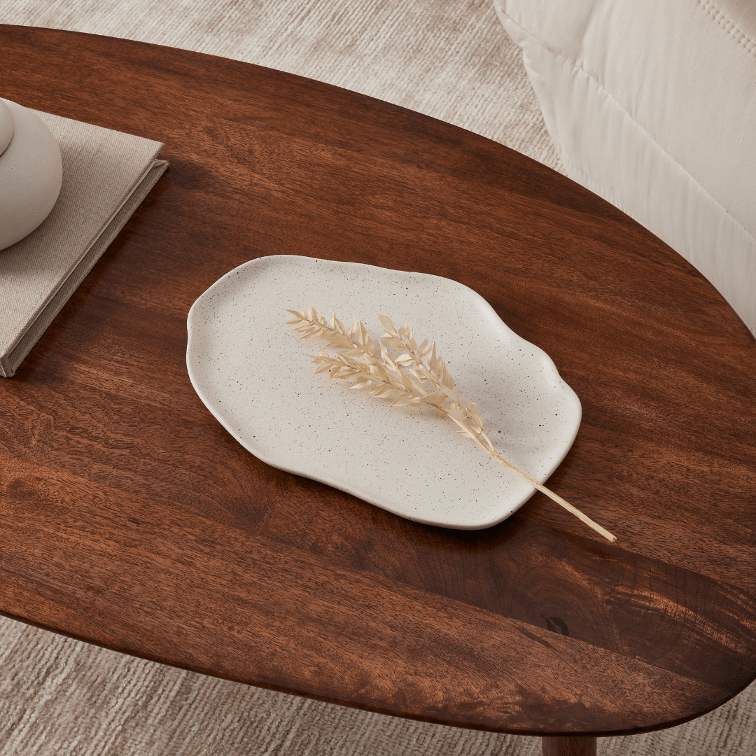 Bandeja Branca com ramo de flor sobre a mesa de centro na sala de estar