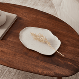 Bandeja Branca com ramo de flor sobre a mesa de centro na sala de estar