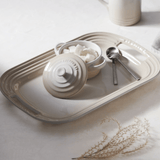 Bandeja branco com caçarola branca e bege para servir