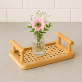 bandeja com alça de bambu com vaso de flor