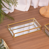 Bandeja espelhada dourada sobre mesa de madeira em ambiente decorado