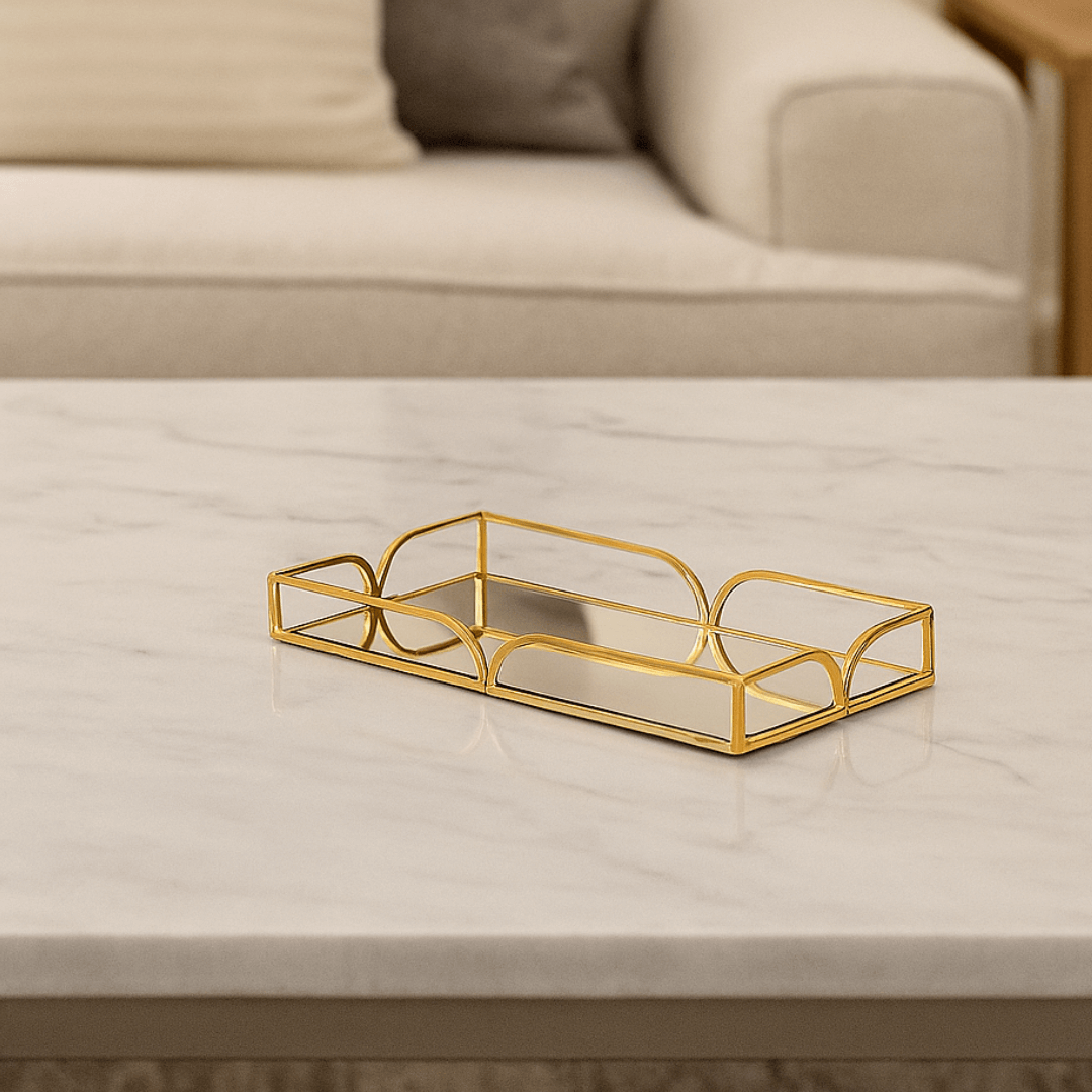 bandeja dourada na mesa da sala