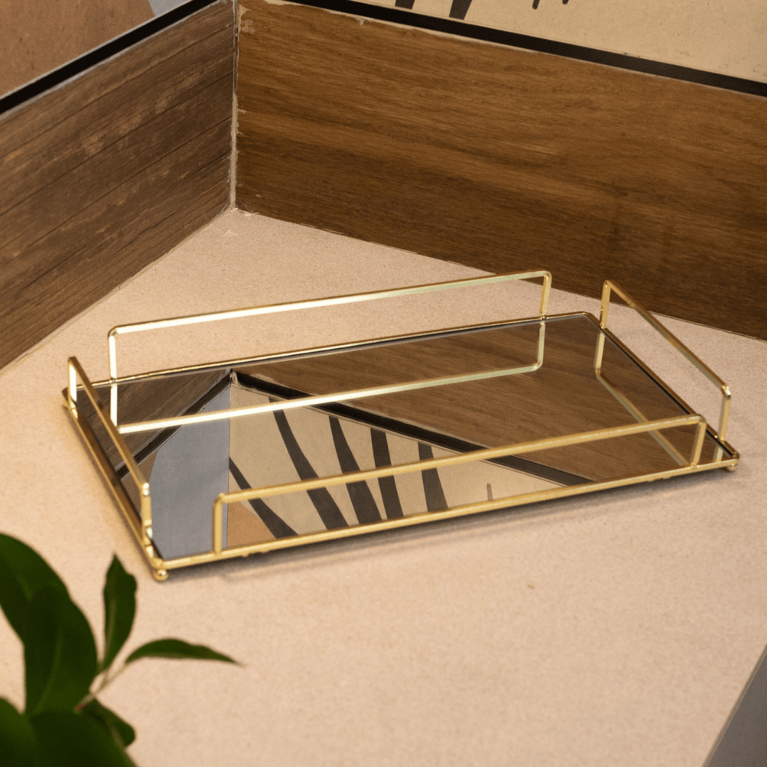 bandeja dourada com espelho na bancada