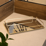 bandeja dourada com espelho na bancada