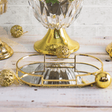 bandeja dourada na mesa de natal com vidro