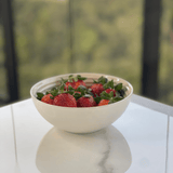 Bowl redondo branco com morangos frescos sobre mesa posta. Ideal para compor um conjunto com taças, xícaras de café, porta temperos e bandeja. Essencial para quem busca praticidade e elegância na cozinha e na mesa do dia a dia.