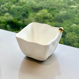 Detalhe da petsiqueira branca com esfera dourada e interior vazio