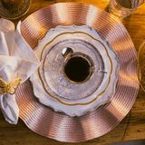 jogo americano rosa redondo com prato de sobremesa e xicara de café