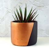 Cachepot Preto e Rose Gold Em Cimento 12,5 x 14 cm Faixa Diagonal - Ela Decora