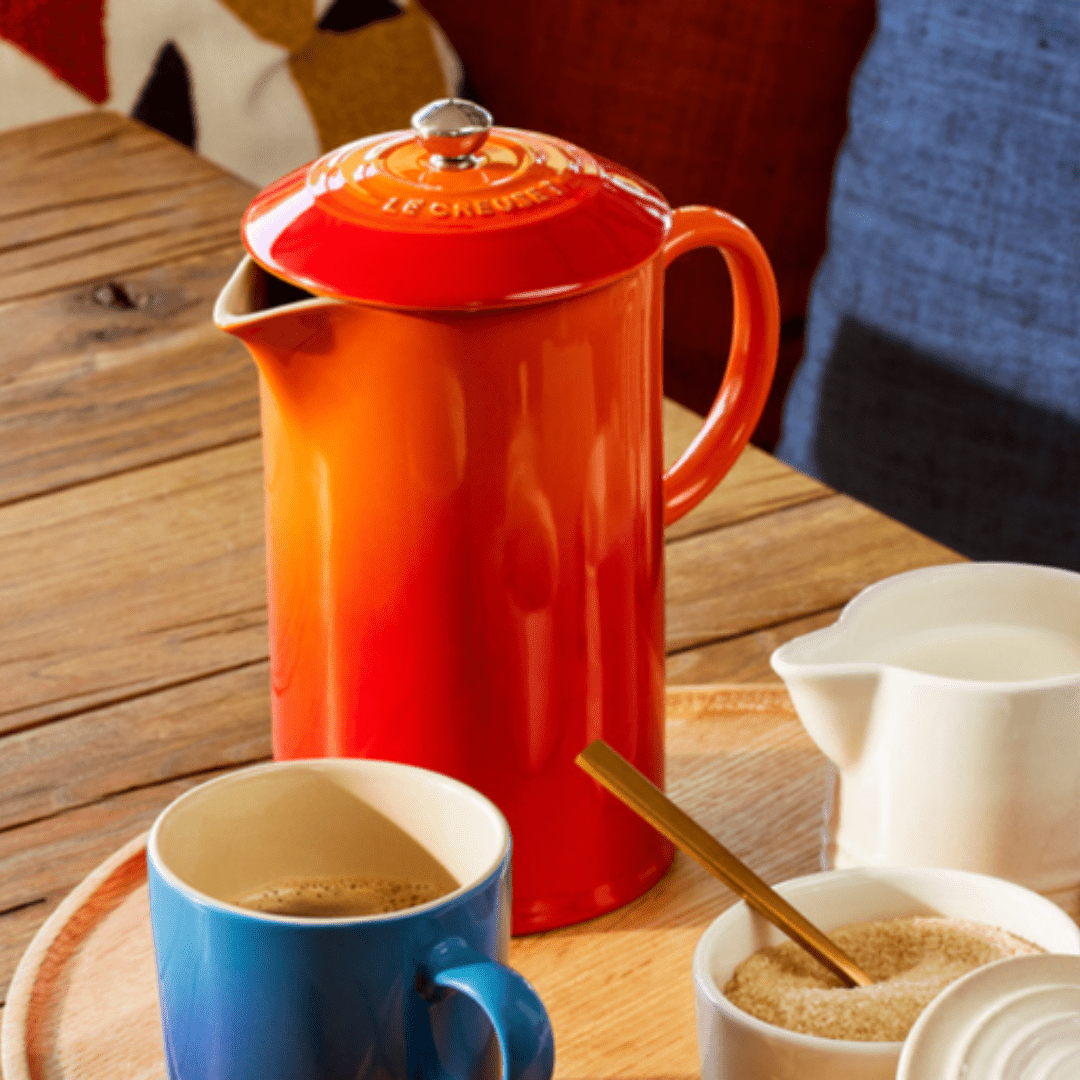 jarra laranja com tampa e alça para mesa posta de café da manhã