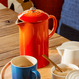 jarra laranja com tampa e alça para mesa posta de café da manhã