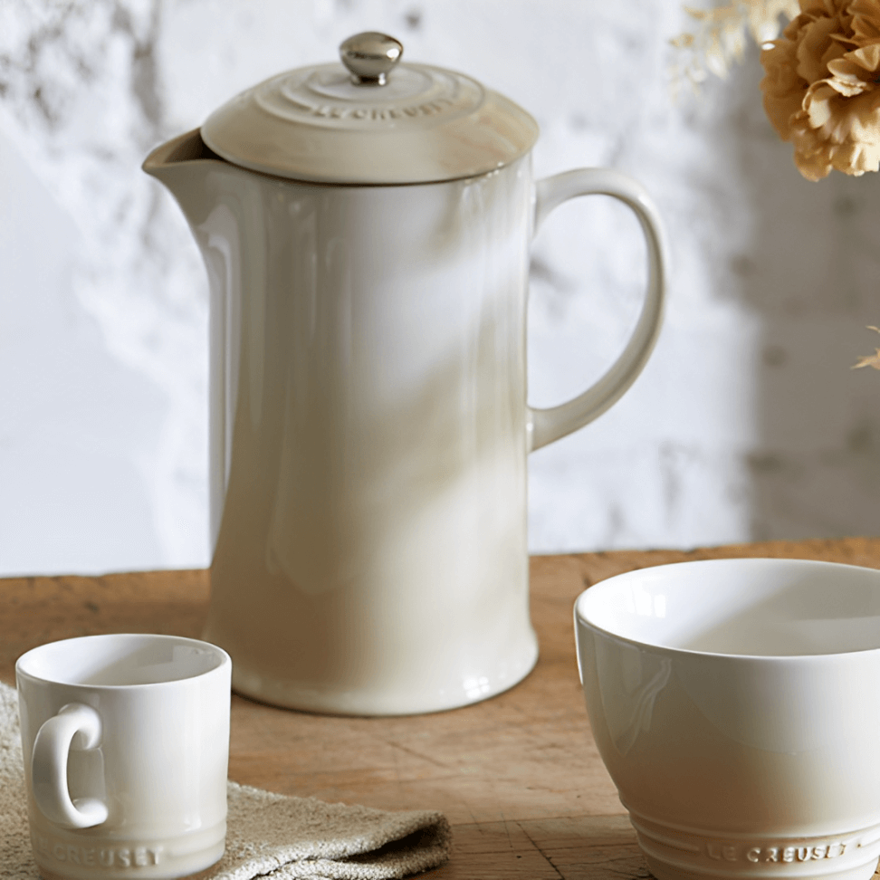 jarra branca com tampa na mesa de madeira