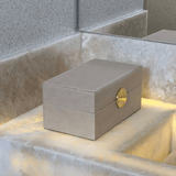 Caixa retangular bege com tampa dourada