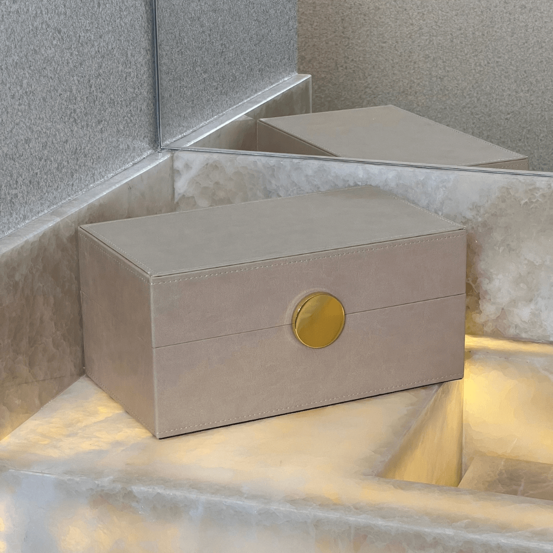 Caixa Decorativa bege com botão dourado